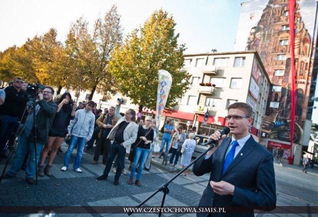 Wieża Babel w centrum miasta