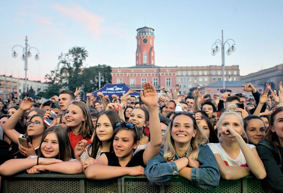 QUEBONAFIDE na dachu autobusu w Częstochowie